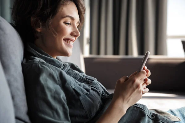 Imagem Bela Jovem Mulher Feliz Usando Telefone Celular Sorrindo Enquanto — Fotografia de Stock