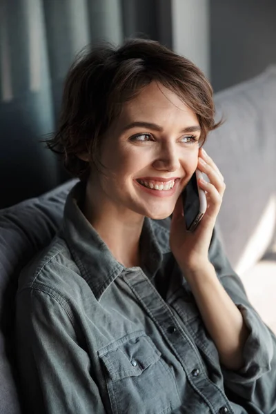 Imagem Jovem Mulher Feliz Agradável Falando Telefone Celular Sorrindo Enquanto — Fotografia de Stock