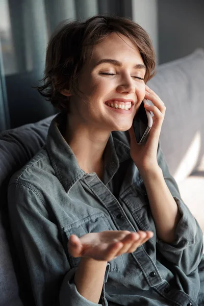 Imagem Jovem Mulher Feliz Agradável Falando Telefone Celular Sorrindo Enquanto — Fotografia de Stock