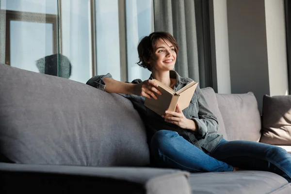 Bild Der Brünetten Netten Frau Die Buch Liest Und Lächelt — Stockfoto