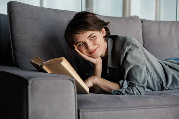 Imagen Morena Linda Mujer Complacida Leyendo Libro Sonriendo Mientras Descansa — Foto de Stock