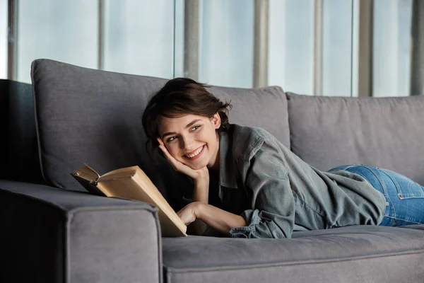 Immagine Bruna Carina Donna Compiaciuta Che Legge Libro Sorride Mentre — Foto Stock