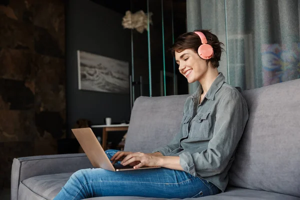 Bild Einer Schönen Jungen Lächelnden Frau Die Laptop Und Kopfhörer — Stockfoto