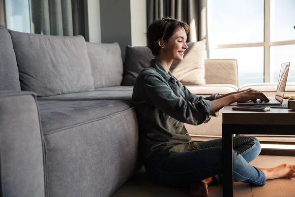 Bild Von Netten Jungen Fröhlichen Frau Mit Laptop Und Lächelnd — Stockfoto