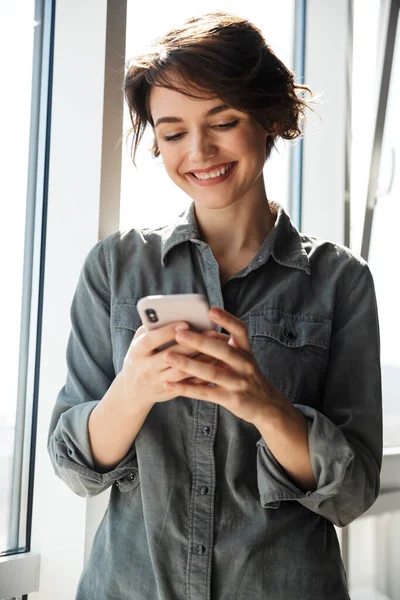 Imagen Hermosa Joven Alegre Mujer Usando Teléfono Móvil Sonriendo Mientras — Foto de Stock