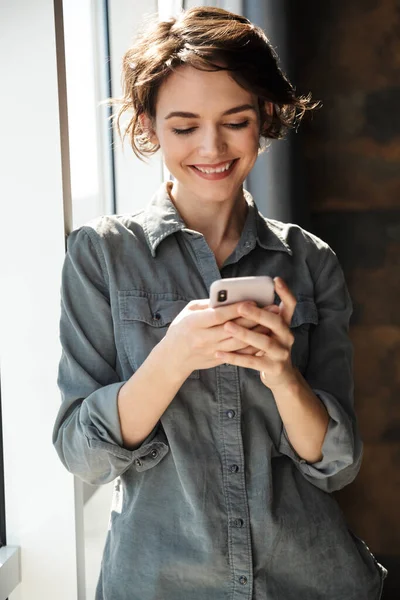 Beeld Van Mooie Jonge Vrolijke Vrouw Met Behulp Van Mobiele — Stockfoto