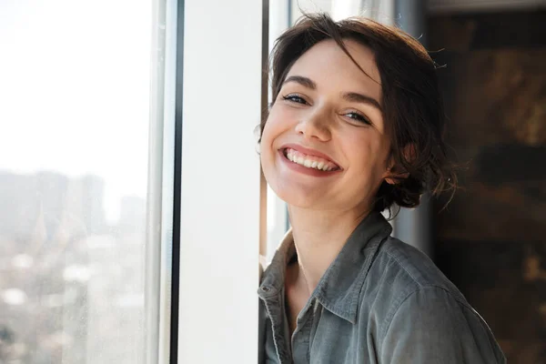 Imagen Hermosa Joven Alegre Mujer Sonriendo Mirando Cámara Mientras Está —  Fotos de Stock