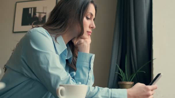 Erstaunlich Konzentriert Geschäftsfrau Café Drinnen Mit Handy — Stockvideo