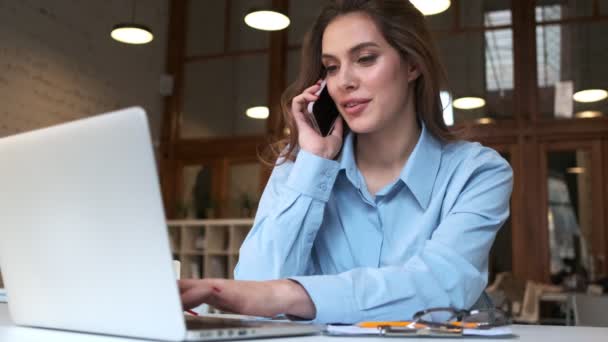 Increíble Mujer Negocios Positiva Cafetería Interior Utilizando Ordenador Portátil Hablando — Vídeos de Stock