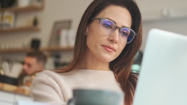 Una Mujer Tranquila Positiva Con Gafas Está Trabajando Con Computadora — Vídeos de Stock