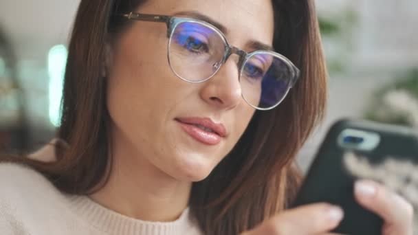 Una Vista Cerca Una Mujer Encantadora Con Gafas Está Utilizando — Vídeos de Stock