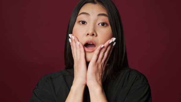 Захоплена Азіатська Жінка Повсякденному Одязі Демонструє Здивовані Вирази Обличчя Ізольовані — стокове відео