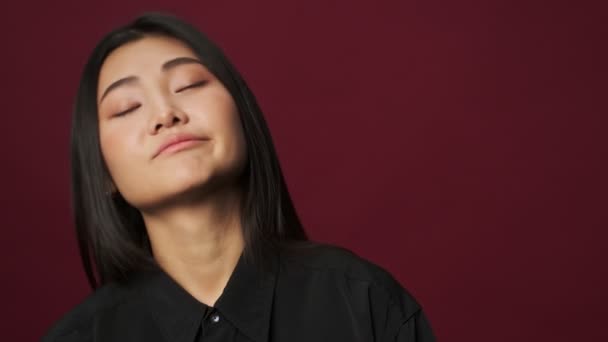 Sıradan Kıyafetler Giyen Hoşnutsuz Bir Asyalı Kadın Kırmızı Arka Planda — Stok video
