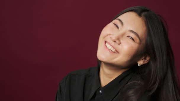 Una Mujer Asiática Feliz Vistiendo Ropa Casual Está Sonriendo Riendo — Vídeos de Stock