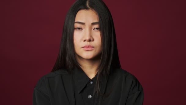 Une Jeune Femme Asiatique Sérieuse Portant Des Vêtements Décontractés Secoue — Video