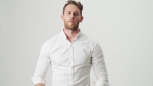 Knappe Jonge Ontevreden Man Wit Shirt Geïsoleerd Witte Muur Achtergrond — Stockvideo