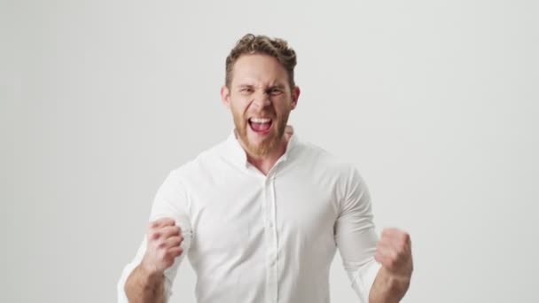 Knappe Jonge Opgewonden Man Wit Shirt Geïsoleerd Witte Muur Achtergrond — Stockvideo