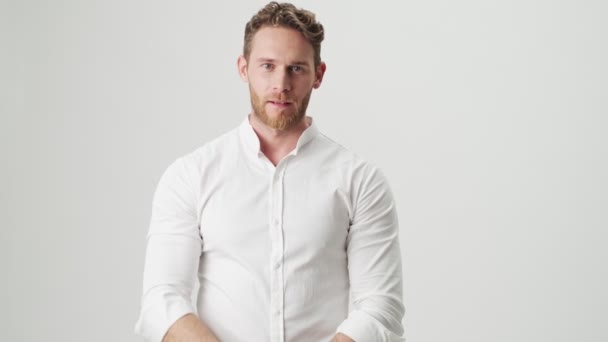 Guapo Joven Feliz Hombre Positivo Camisa Blanca Aislado Sobre Fondo — Vídeo de stock