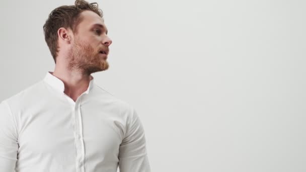 Guapo Joven Positivo Feliz Hombre Camisa Blanca Aislado Sobre Fondo — Vídeo de stock