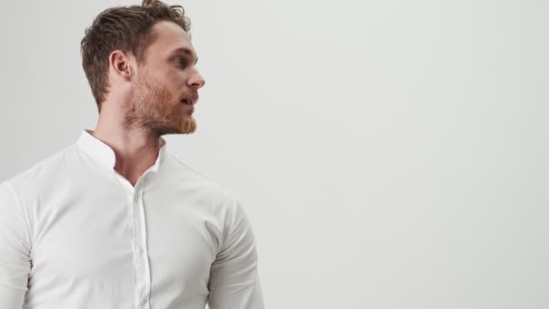 Schöner Junger Positiver Fröhlicher Mann Weißem Hemd Isoliert Über Weißem — Stockvideo