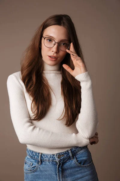 Foto Jovem Mulher Bonita Óculos Posando Olhando Para Câmera Isolada — Fotografia de Stock