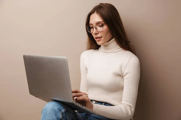 Foto Encantadora Mujer Enfocada Anteojos Usando Laptop Sentada Silla Aislada — Foto de Stock