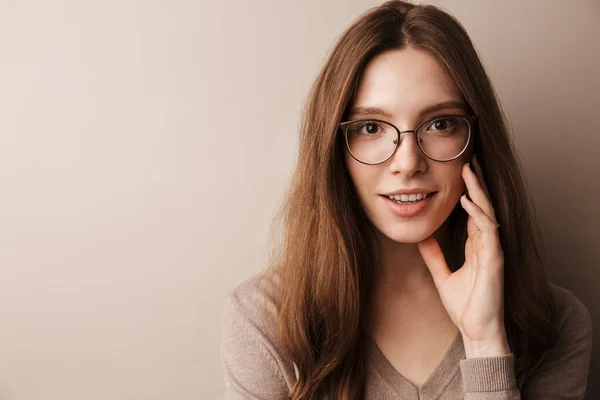 Foto Una Giovane Donna Felice Con Gli Occhiali Che Sorride — Foto Stock