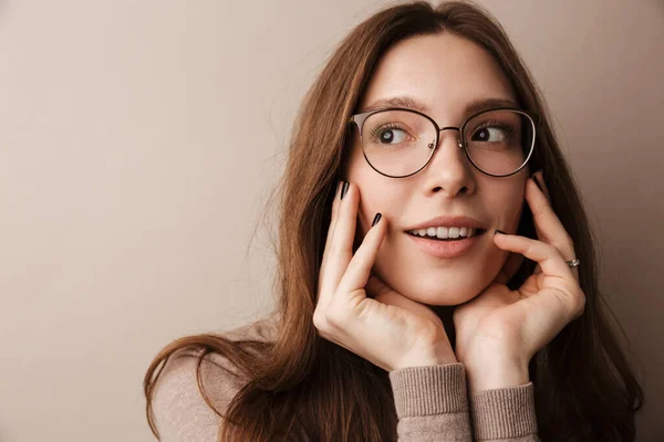 Foto Joven Mujer Feliz Gafas Sonriendo Mirando Lado Aislado Sobre —  Fotos de Stock