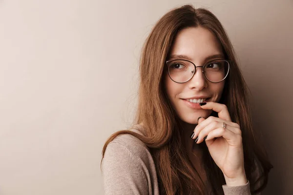 Foto Joven Mujer Feliz Gafas Sonriendo Mirando Lado Aislado Sobre —  Fotos de Stock