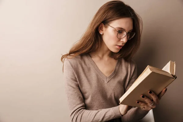 Foto Von Charmanten Ernsten Frau Brille Buch Lesen Und Sitzen — Stockfoto