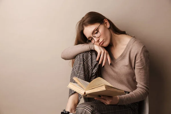 Foto Von Charmanten Traurigen Frau Brille Buch Lesen Und Sitzen — Stockfoto