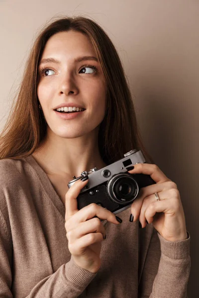 Foto Encantadora Mujer Complacida Mirando Lado Sosteniendo Cámara Retro Aislada — Foto de Stock