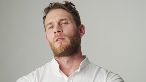 Guapo Joven Camisa Blanca Aislado Sobre Fondo Blanco Pared Dice — Vídeos de Stock