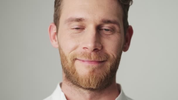 Beau Jeune Homme Optimiste Chemise Blanche Isolé Sur Fond Mur — Video