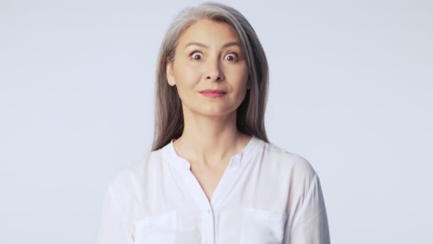 Zdziwiony Stary Dojrzały Kobieta Długimi Siwymi Włosami Formalnych Ubraniach Biznesowych — Wideo stockowe