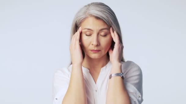 Una Donna Matura Calma Con Lunghi Capelli Grigi Che Indossa — Video Stock