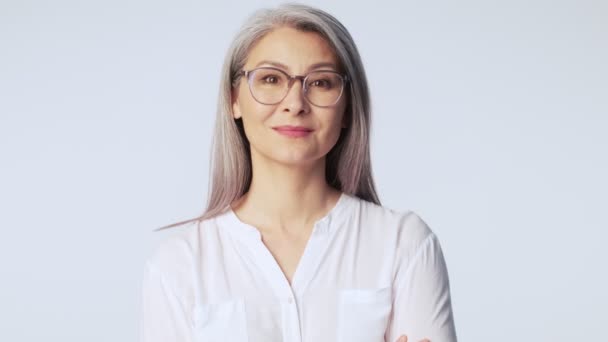 Una Fortunata Donna Matura Positiva Con Lunghi Capelli Grigi Che — Video Stock