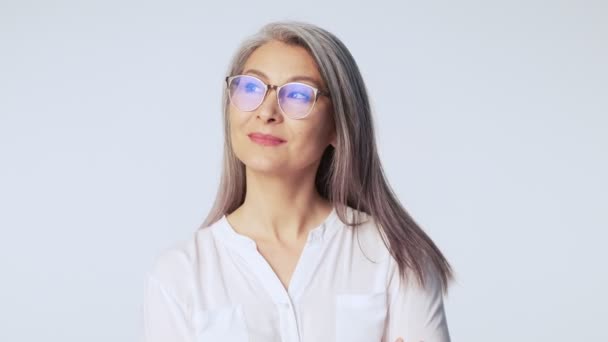 Uzun Gri Gözlüklü Olgun Güzel Bir Kadın Stüdyoda Beyaz Arka — Stok video