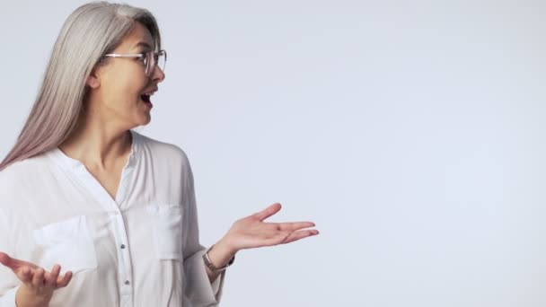 Een Verraste Zelfverzekerde Oude Volwassen Vrouw Met Lang Grijs Haar — Stockvideo