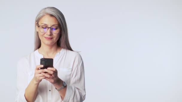 Una Vieja Mujer Madura Feliz Con Pelo Largo Gris Usando — Vídeos de Stock