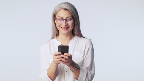 Une Heureuse Vieille Femme Mûre Avec Longs Cheveux Gris Portant — Video