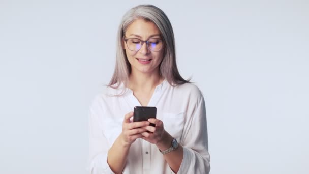 Una Mujer Madura Feliz Emocional Sorprendida Con Pelo Largo Gris — Vídeo de stock