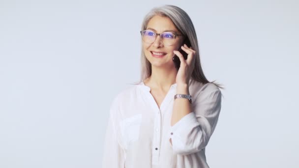 Piękna Dojrzała Kobieta Długimi Siwymi Włosami Okularach Rozmawia Przez Telefon — Wideo stockowe