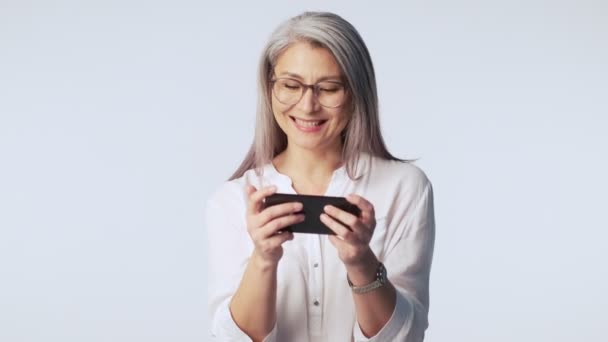 Una Vieja Madura Sonriente Feliz Con Pelo Largo Gris Usando — Vídeos de Stock