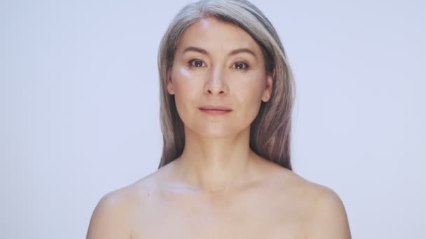 Eine Schöne Alte Reife Halbnackte Frau Mit Langen Grauen Haaren — Stockvideo