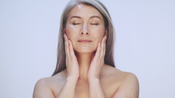 Una Feliz Mujer Madura Feliz Semidesnuda Con Pelo Largo Gris — Vídeos de Stock