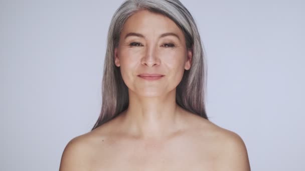 Atraktivní Stará Zralá Polonahá Žena Dlouhými Šedými Vlasy Usmívá Kamery — Stock video