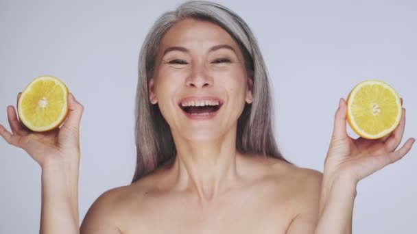 Veselá Stará Zralá Polonahá Žena Dlouhými Šedými Vlasy Pózuje Citrónovými — Stock video