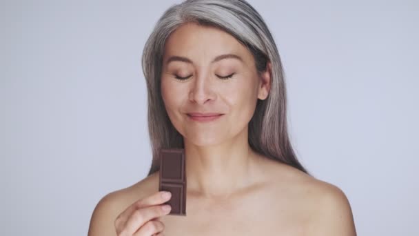 Eine Glückliche Alte Reife Halbnackte Frau Mit Langen Grauen Haaren — Stockvideo