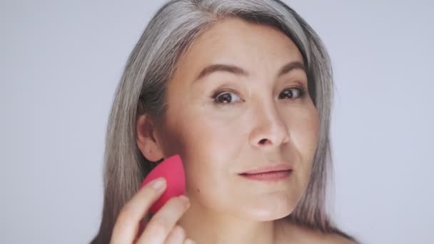 Piękna Dojrzała Pół Naga Kobieta Długimi Siwymi Włosami Robi Makijaż — Wideo stockowe